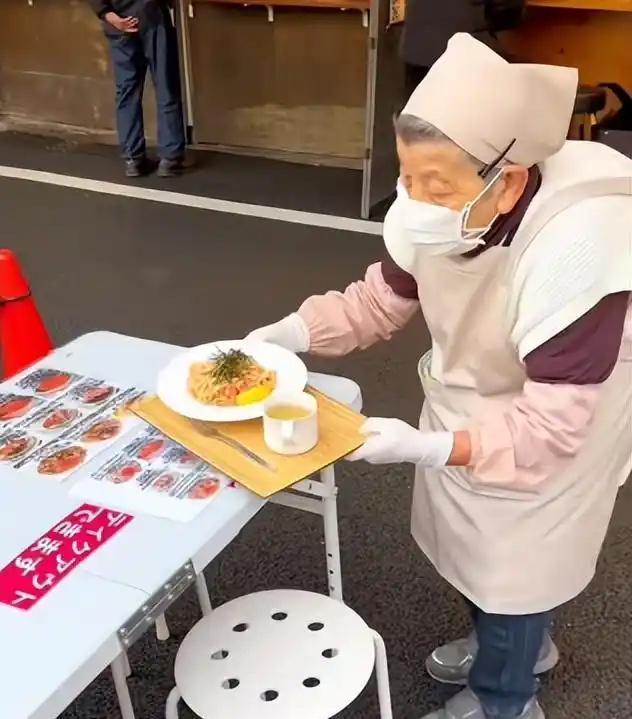 有个问题我一直没搞懂，香港和日本的老头老太太，80岁还在端盘子、开出租，而我们6