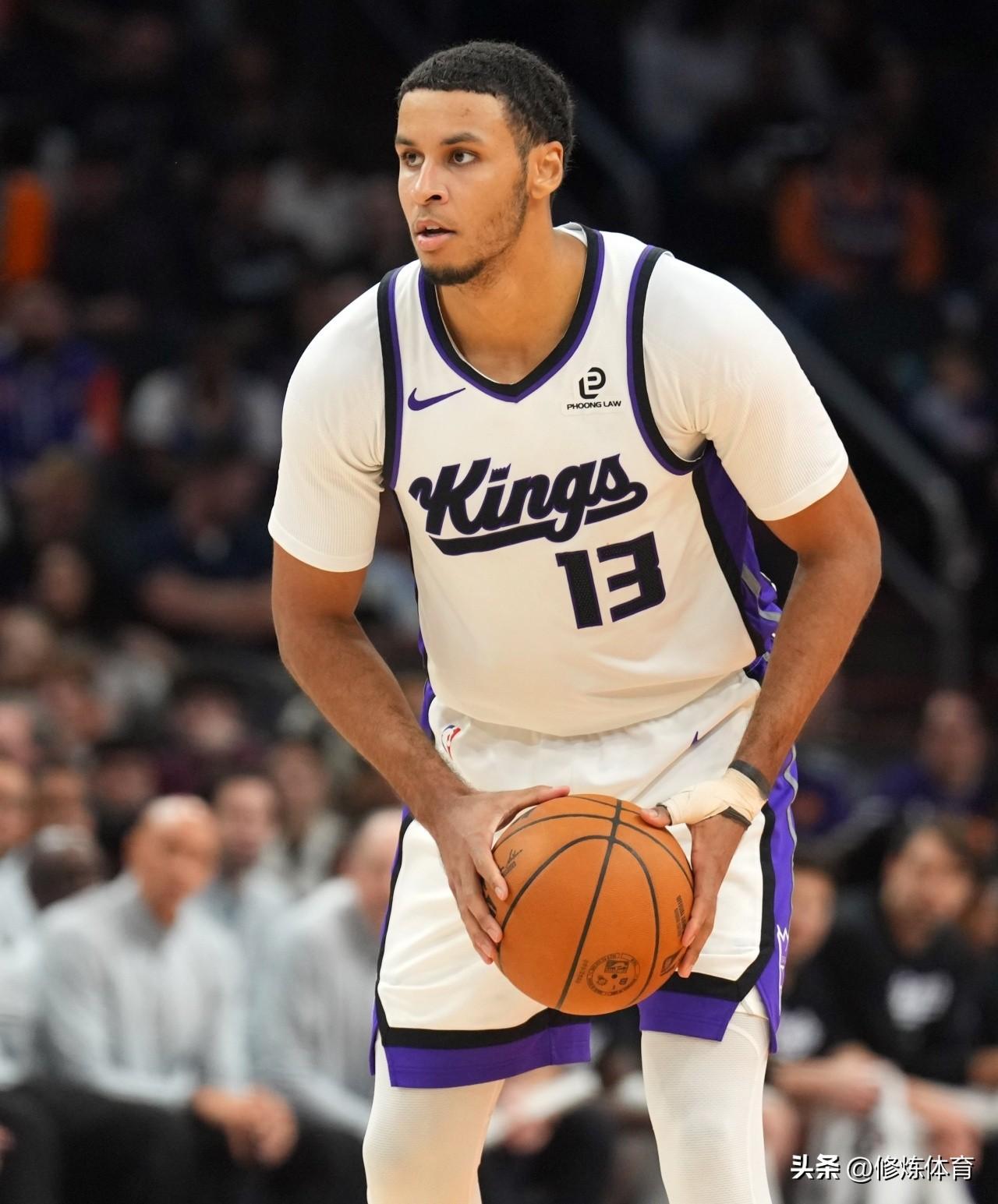 基根穆雷简直就离谱！每个赛季三分球命中率都在下降：

第一个赛季：12.2分，三