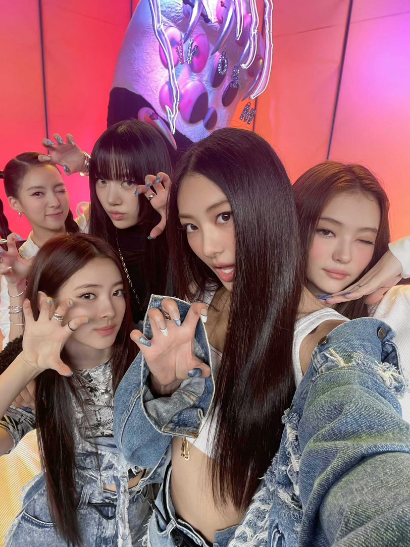 【那年今日】240908🐈‍⬛人气歌谣 x：🩵x：🤍🩷 🖤 🤍🩷 