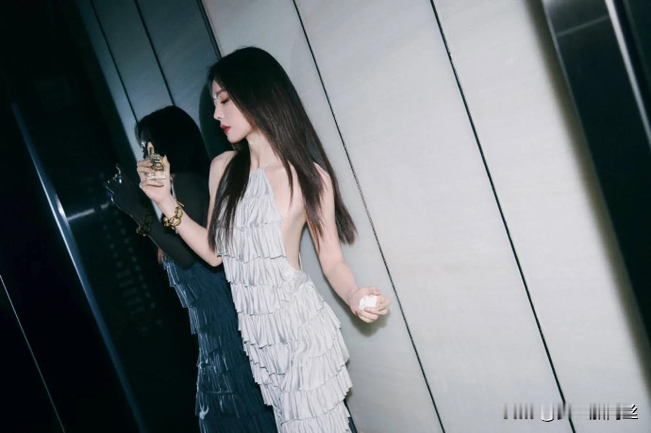 蔡文静一组活动造型写真释出。她身穿浅色挂脖长裙，展现出高挑的身材和优越的比例。长