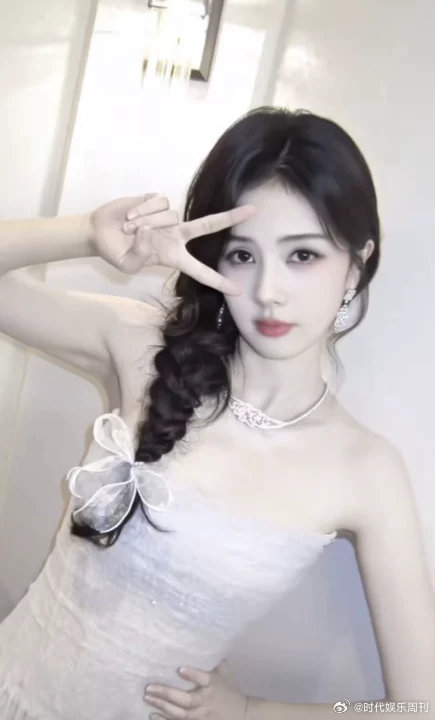 呵呵拍白鹿呵呵又来给白鹿拍照片啦~呵呵给白鹿拍的照片依旧是我和闺蜜拍照的样子哈哈