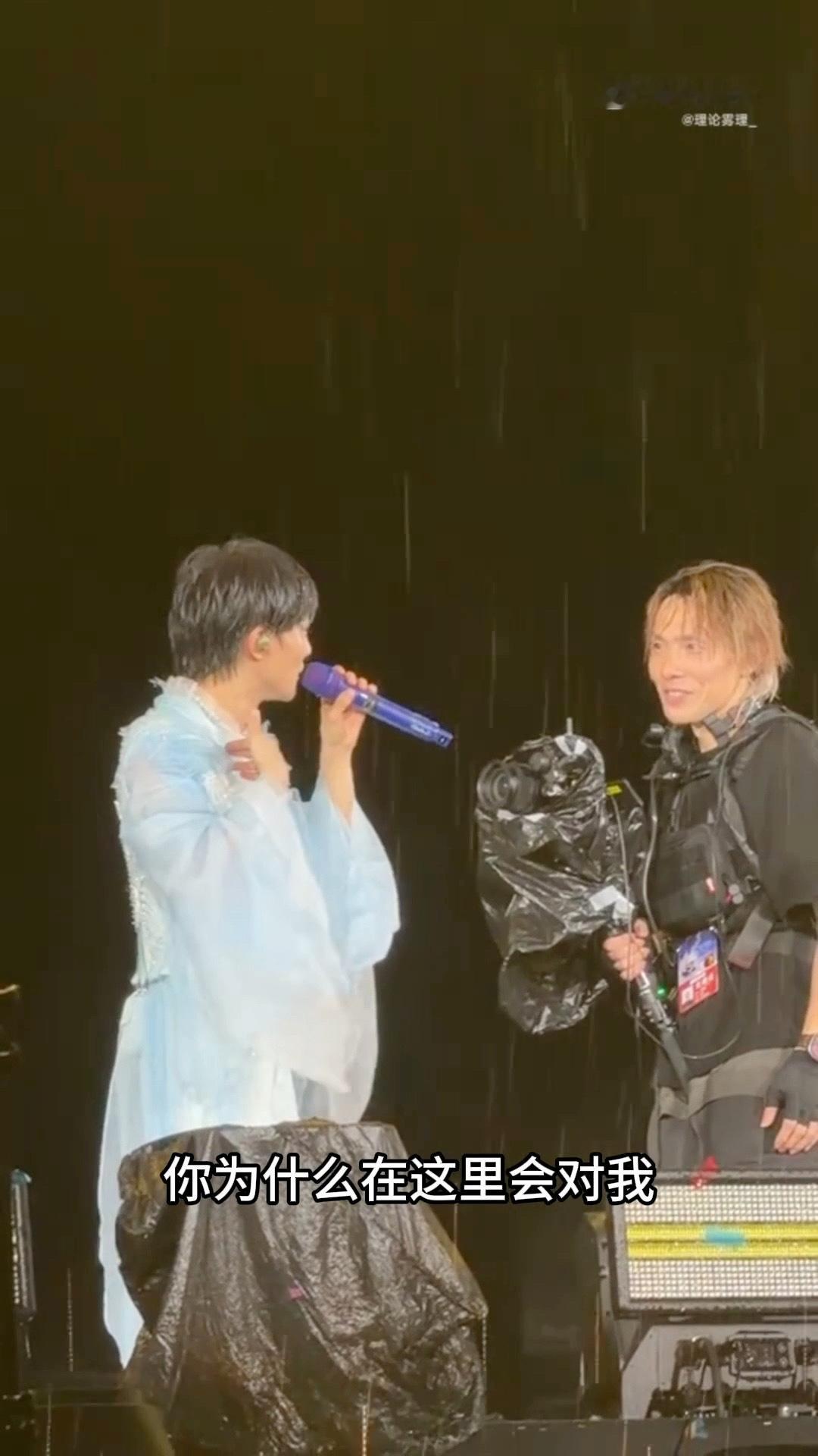 周深摄影师的标准也得嘴皮子溜吗周深被摄影师叫baby本以为摄影师只需要扛机器拍照