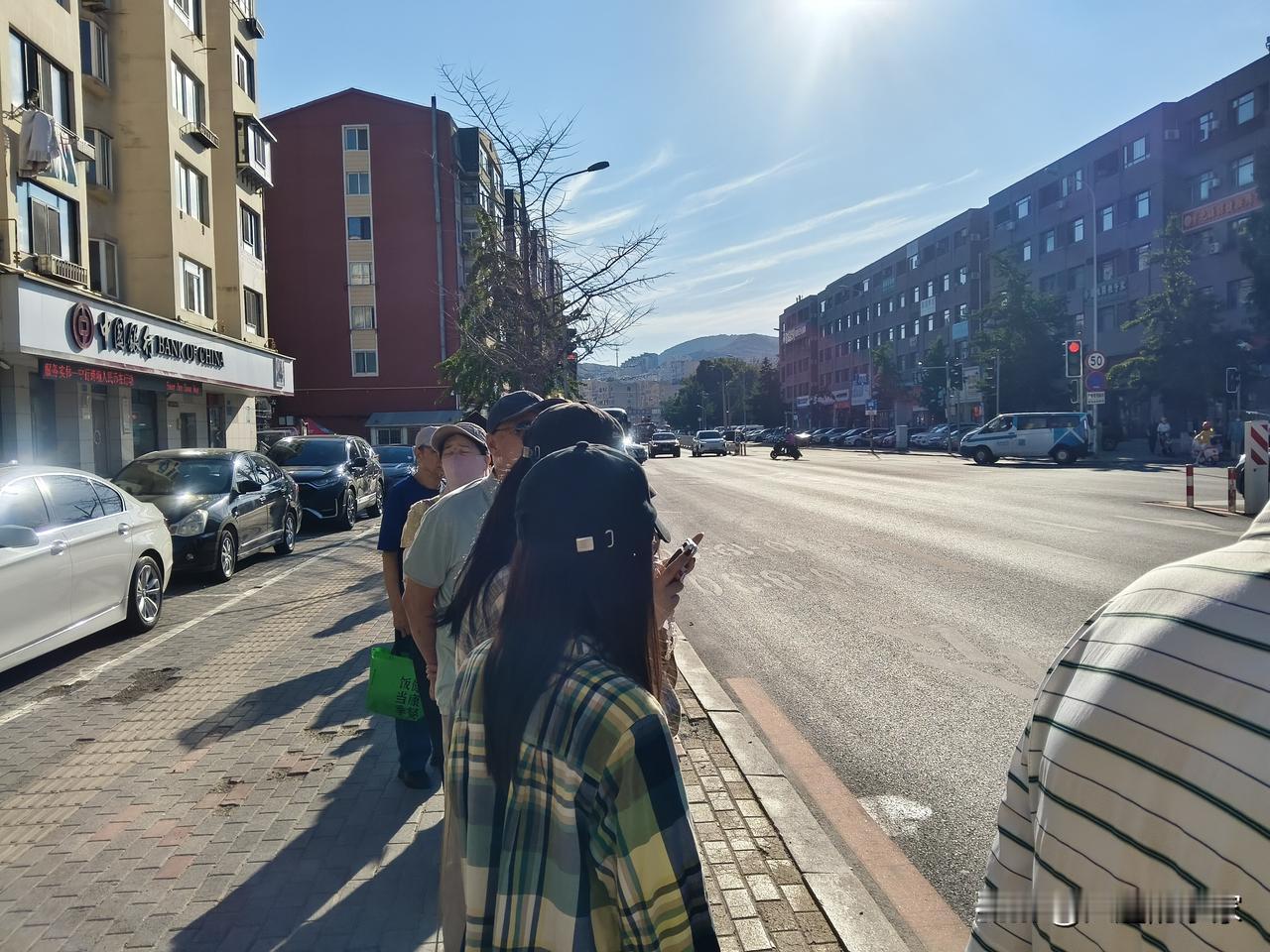 今天已经是入伏第三天了，大连也开始热了。下午五点，我在等公交车，感觉太阳依然“烤