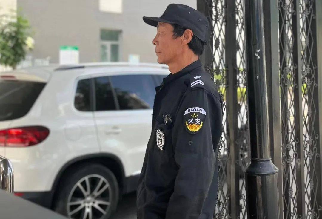 昨天中午去银行办事，到了门口看到执勤的保安让我有点诧异。只见这位保安大哥一脸的皱