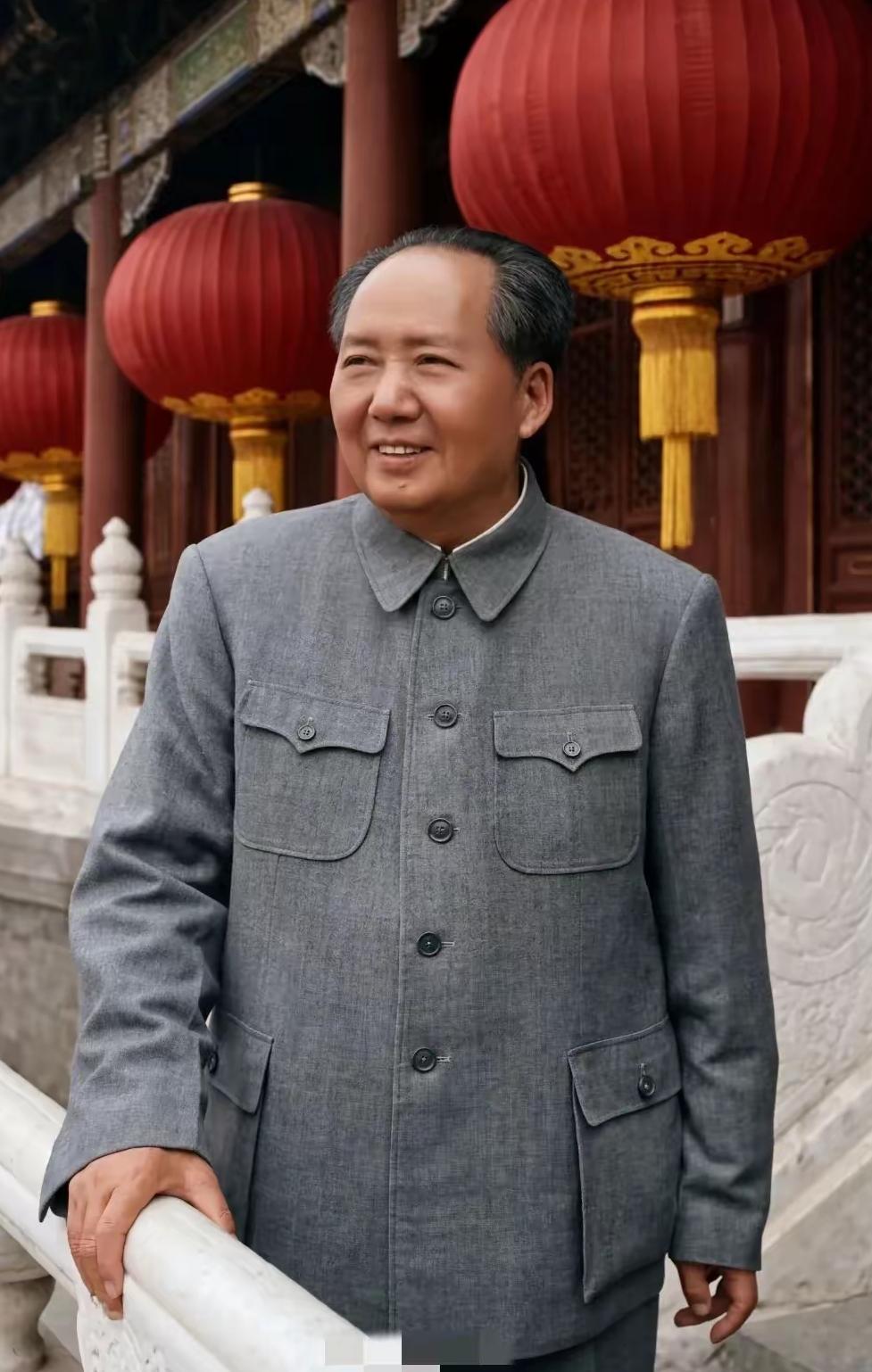这不是剧照，就是毛主席本人，站在天安门城楼上，笑容亲切、气场特别稳，看一眼就觉得