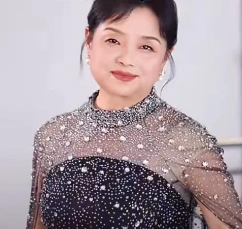 女人就是不该向命运低头，如果不离开那个家暴她，打压她的丈夫，苏敏还是一个家庭主妇