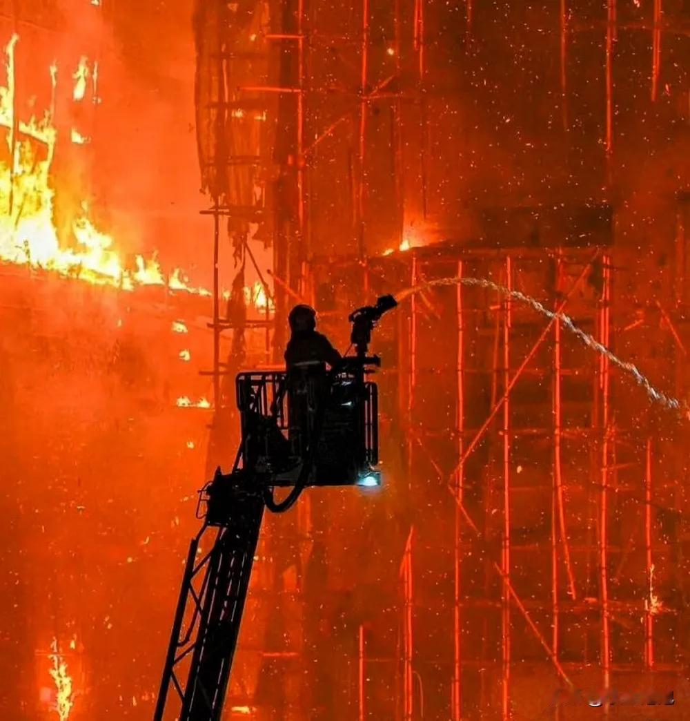 香港大埔这水根本喷不到火上去，
为什么不能用人工降雨呢？
 
最近大埔着火那事儿