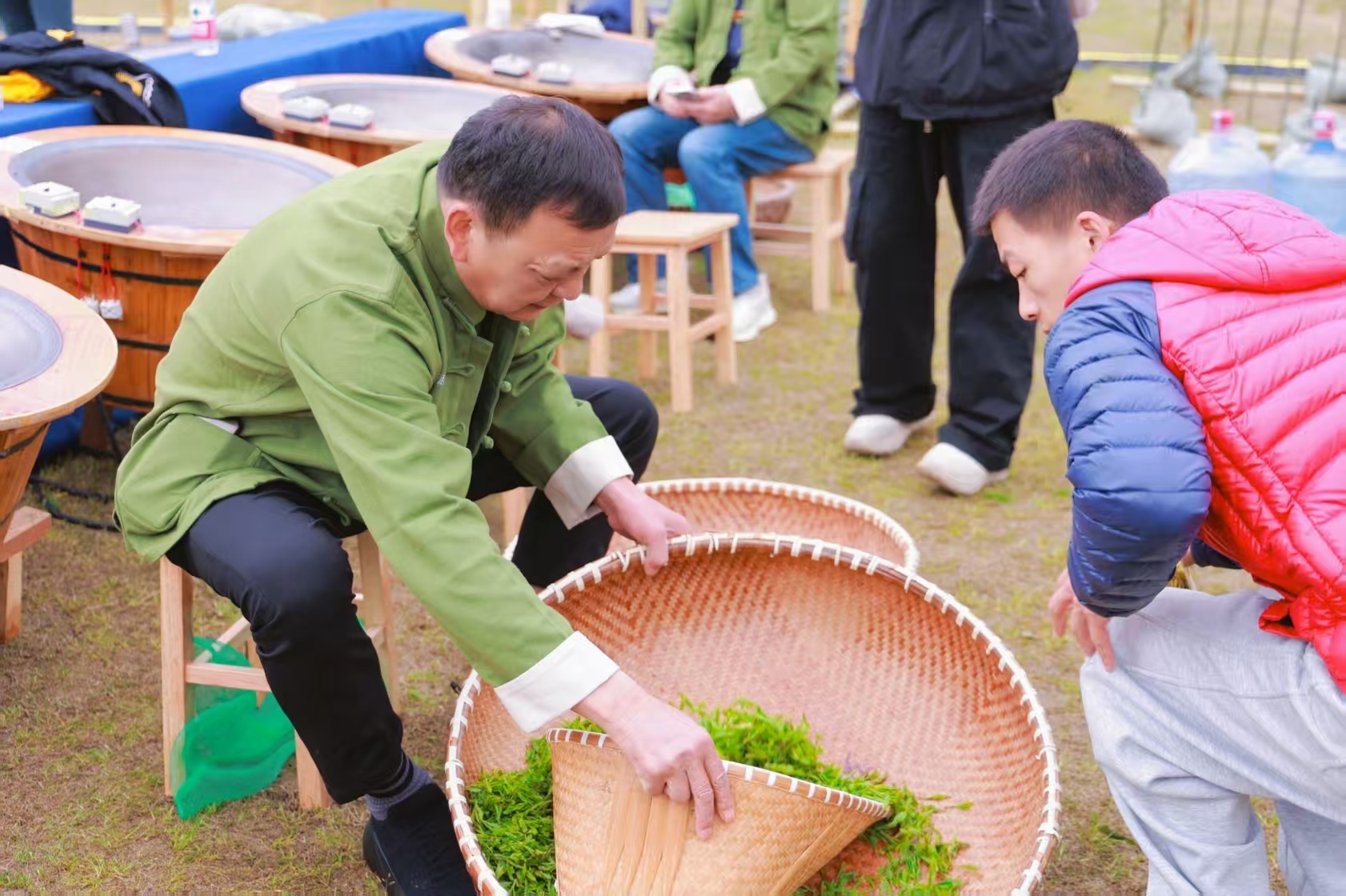 来龙坞赴一场茶乡春日之约这届西湖龙井春茶节，有些新意。龙坞把中国美院的“阿特兽”