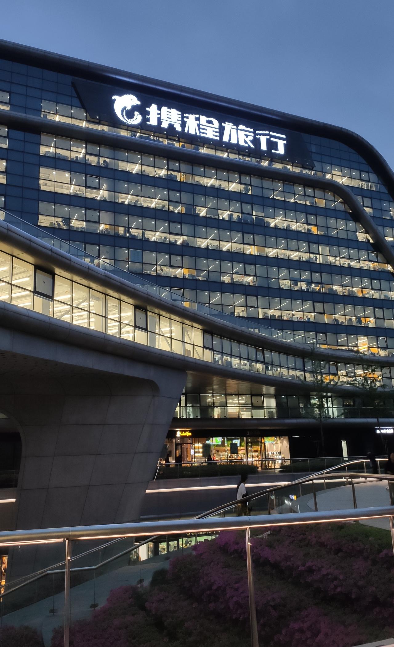 大数据杀熟的事，亲身经历过几次了。

有次提前买机票1500多，隔了一天还是以我