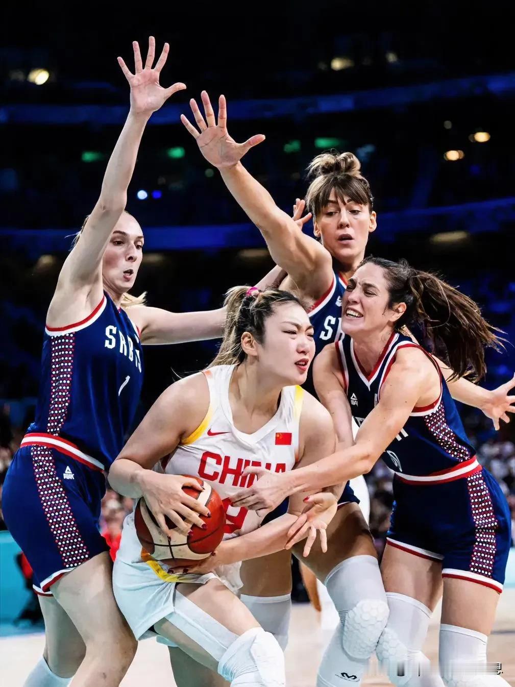 中国女篮背水一战不敌塞尔维亚，开赛两连败，眼前已不是我们熟悉的那支中国女篮。
7