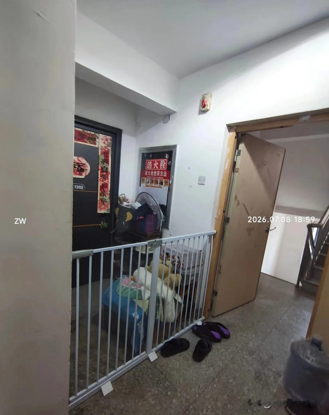 这家住户也太过分了吧。平时我很少走步梯，都是走电梯，今天赶时间，坐电梯的人比较多