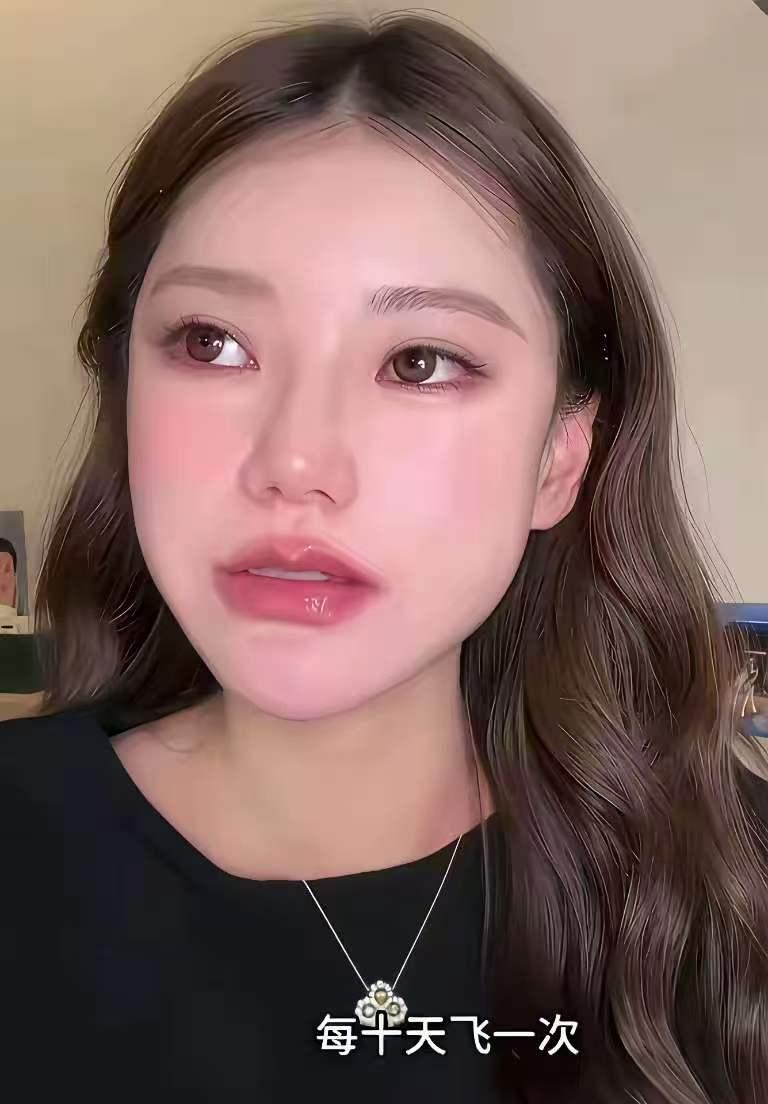 富商的孩子成了留守儿童，身边还没有直系亲人陪同。应该尽早让俩个孩子回北京，不能放