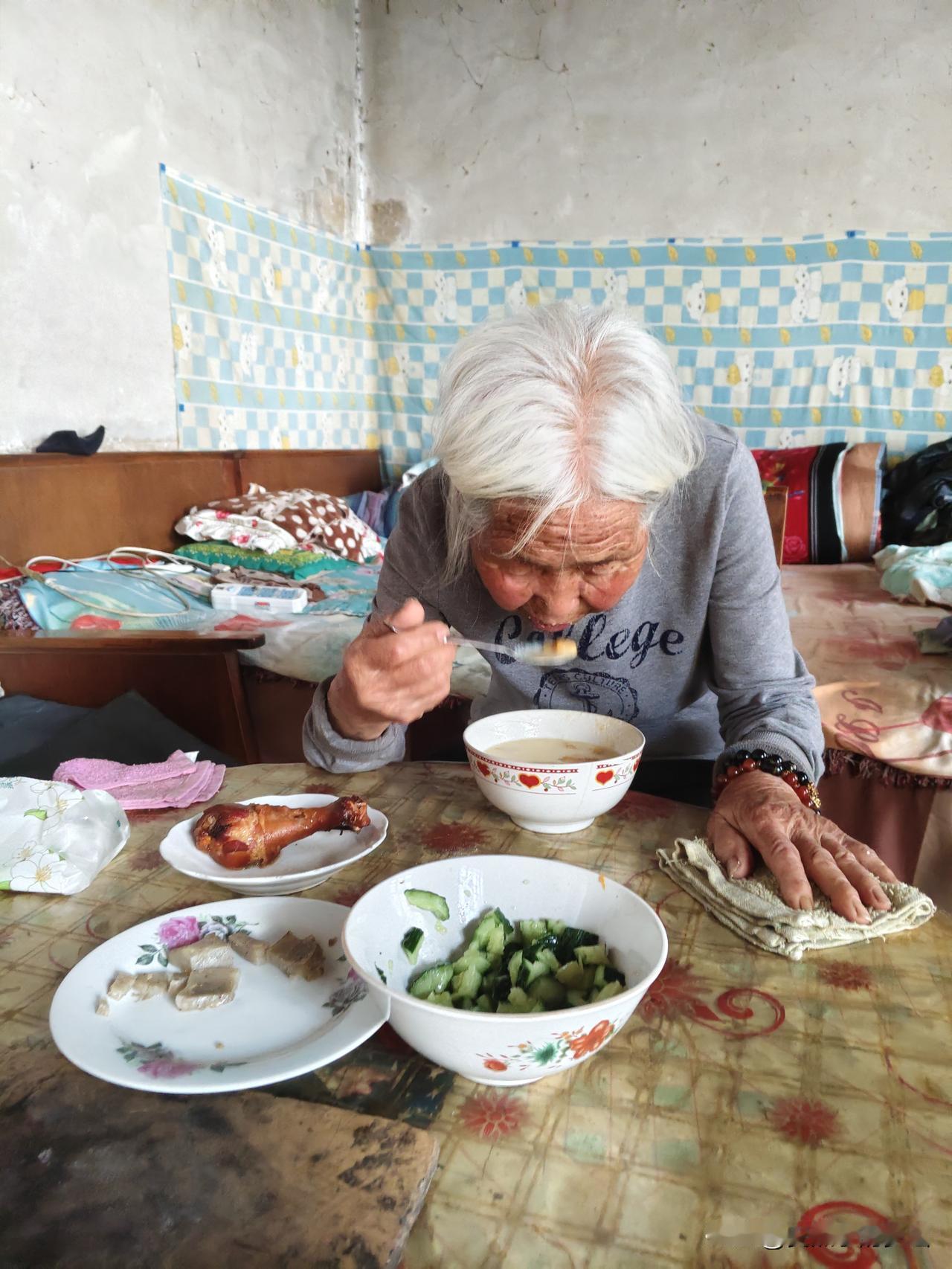 昨天下午五点，结束为期五天伺候百岁奶奶的任务，交班后我回到了县城。

说实话，这
