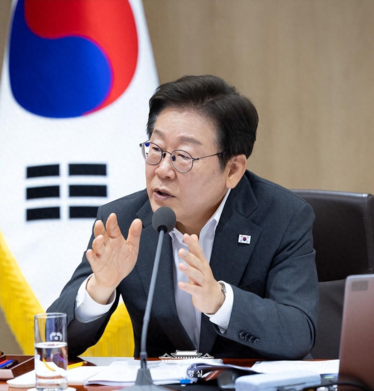 韩国总统李在明正在考虑，将脱发治疗纳入医保，如今国人的脱发现象也挺严重的，咱们会