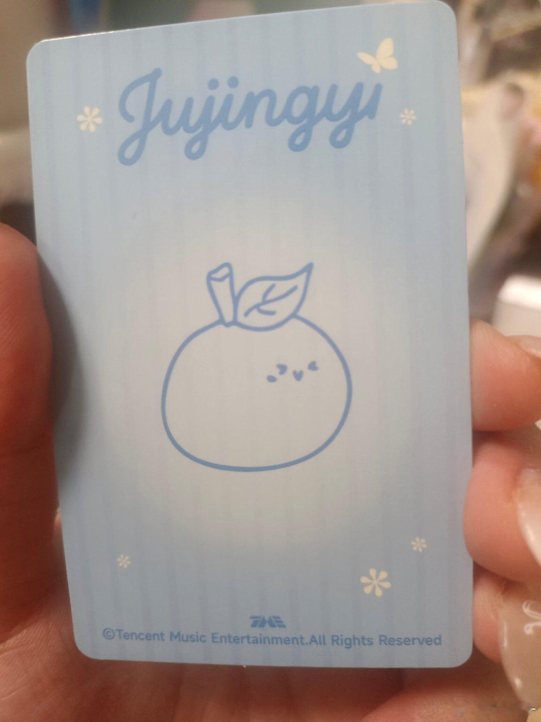 鞠婧祎周边市场 四星卡背撕下来好萌！ 