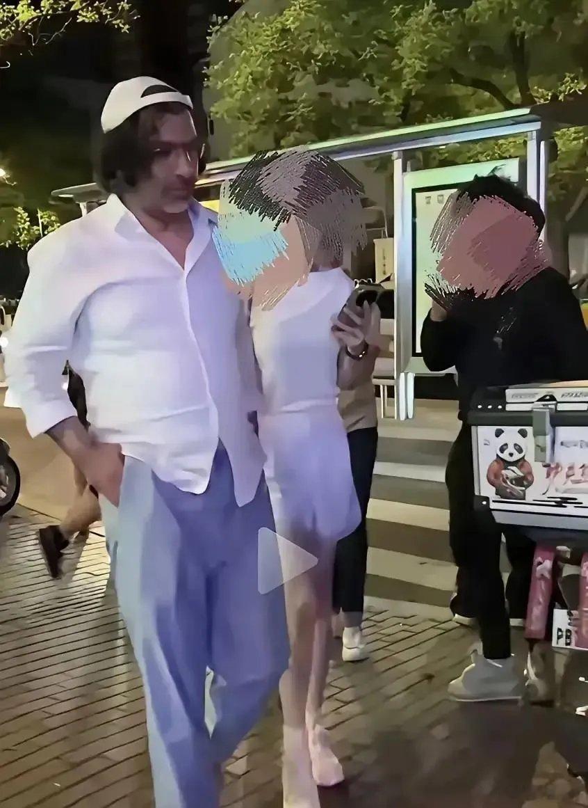 有些东大年轻女性看见外国男人就马上向对方打招呼，发起各种暗示，要不说你很帅，要不