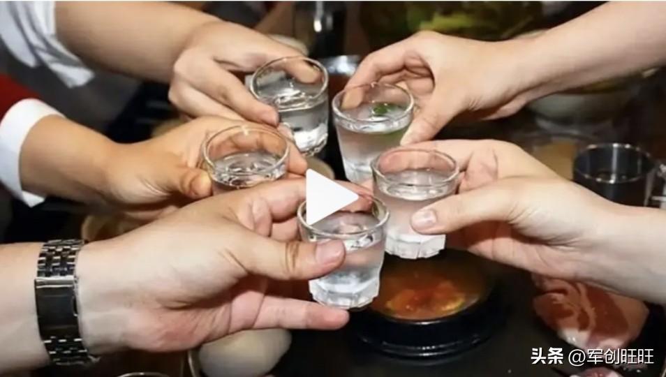 你白酒喝了多少年，男人刚开始喝酒是为了工作 ，平时难免会饮酒过量。后来因为礼尚往