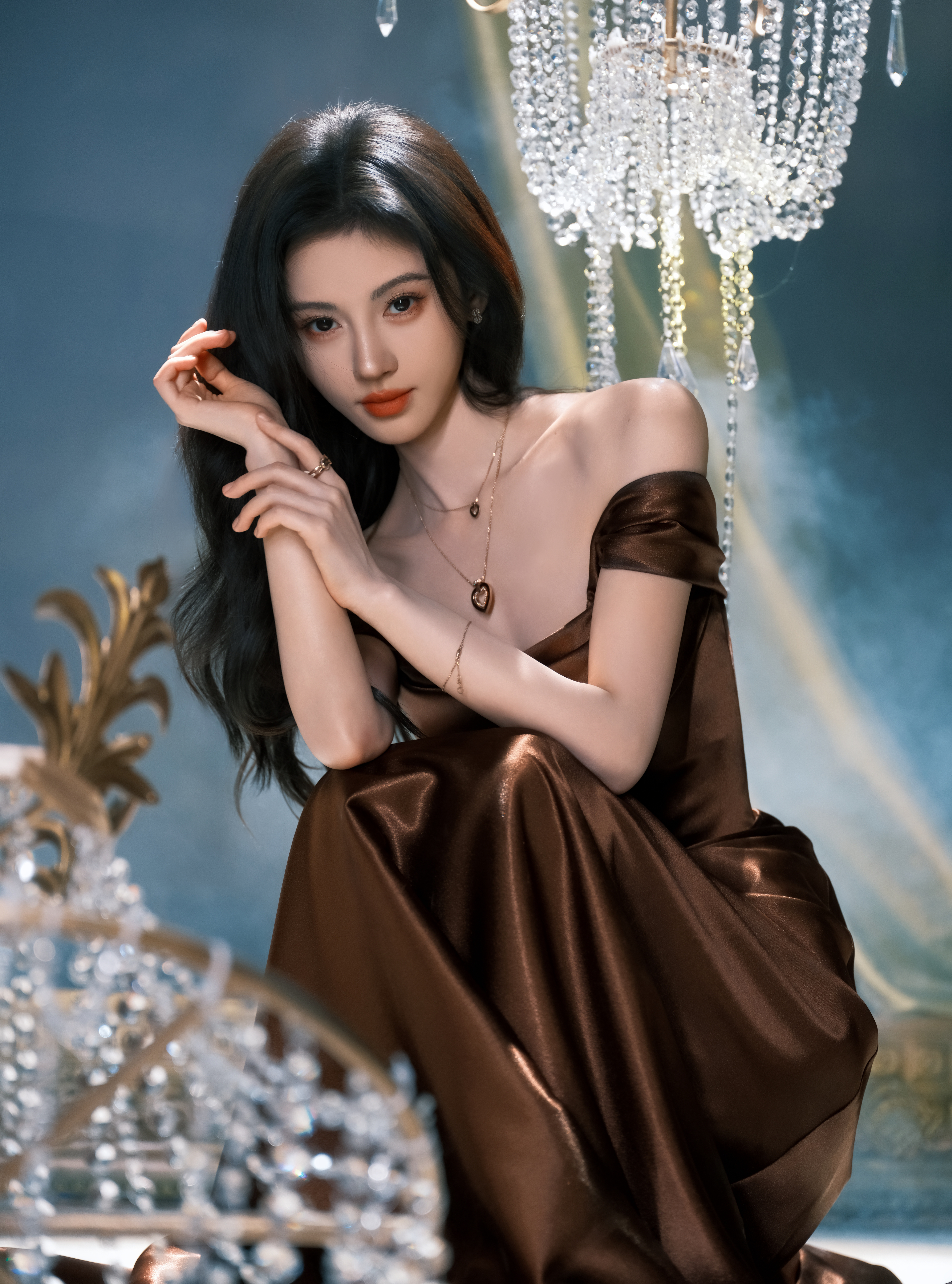 鞠婧祎今日出席怡丽丝尔品牌直播活动造型大片，身着缎面落肩礼服搭配Fred高级珠宝
