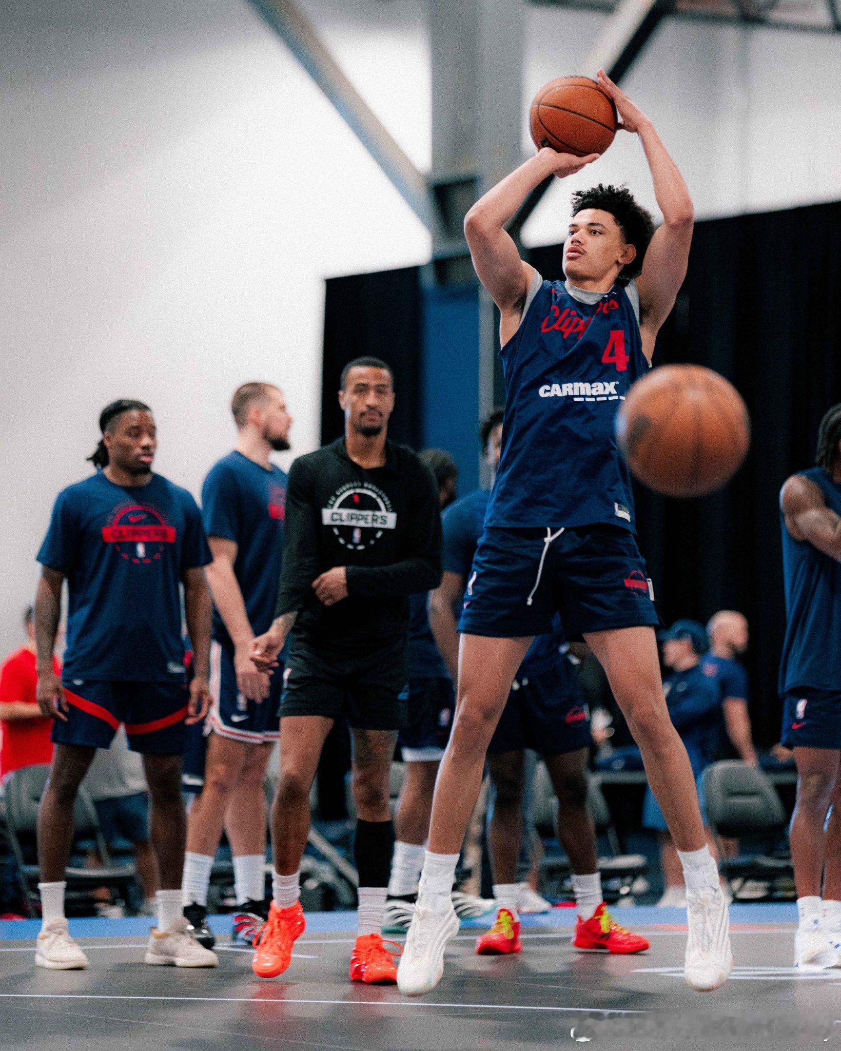 伦纳德在右侧角落，貌似参加训练了？🤔 