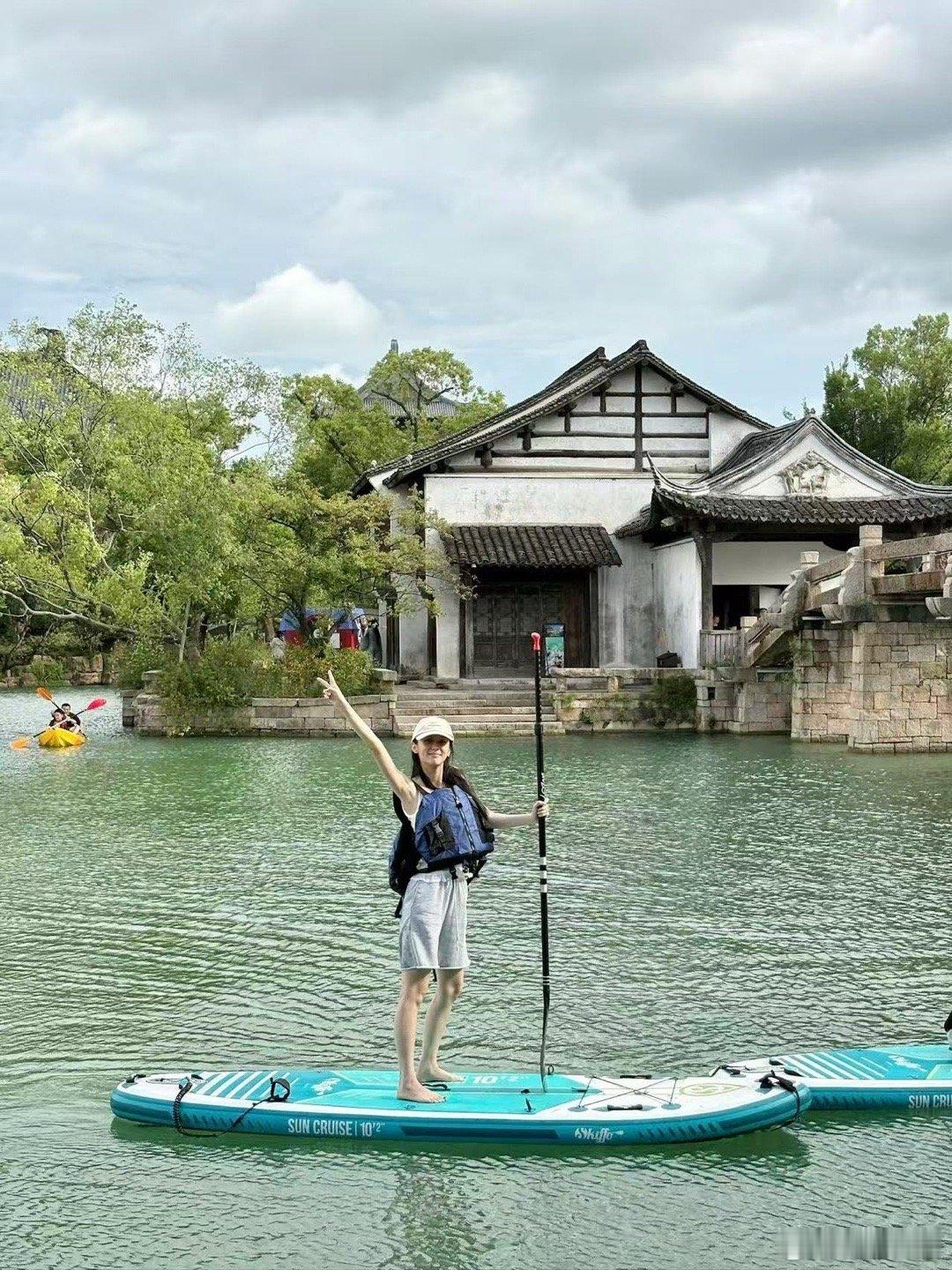 周也夏天就要玩水周也划桨板周也划桨板，夏天就要玩水，[太开心][太开心] ​​​