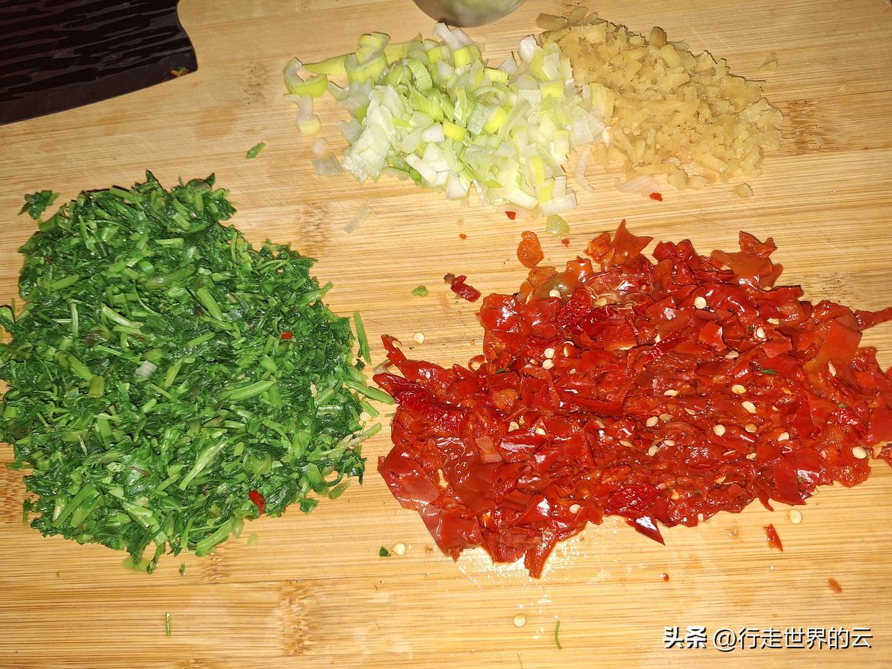 午夜的三色饺，黄色的是炒鸡蛋，红色的是焉耆县的辣椒，也叫肉辣子，绿色是三叶草，也