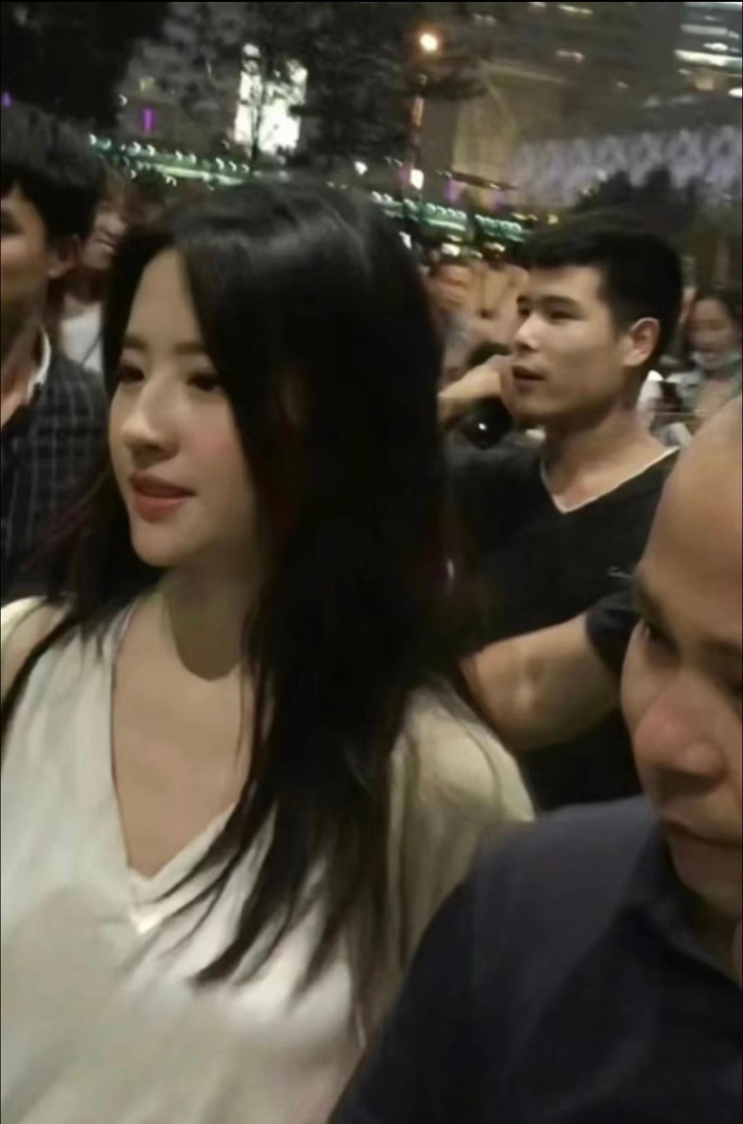 刘亦菲绝对是人间一绝色反正看小说形容倾城绝色不食人间烟火的我就带入刘亦菲，没别的