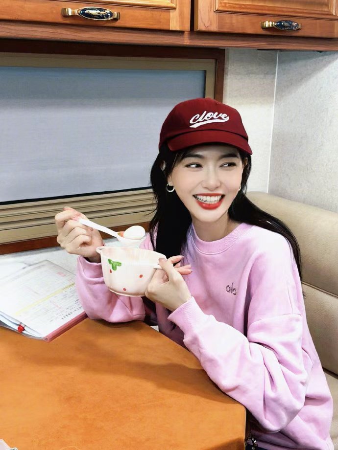 唐嫣元宵节吃汤圆元宵节唐嫣营业元宵节唐嫣营业，唐嫣元宵节吃汤圆，祝大家元宵节快乐