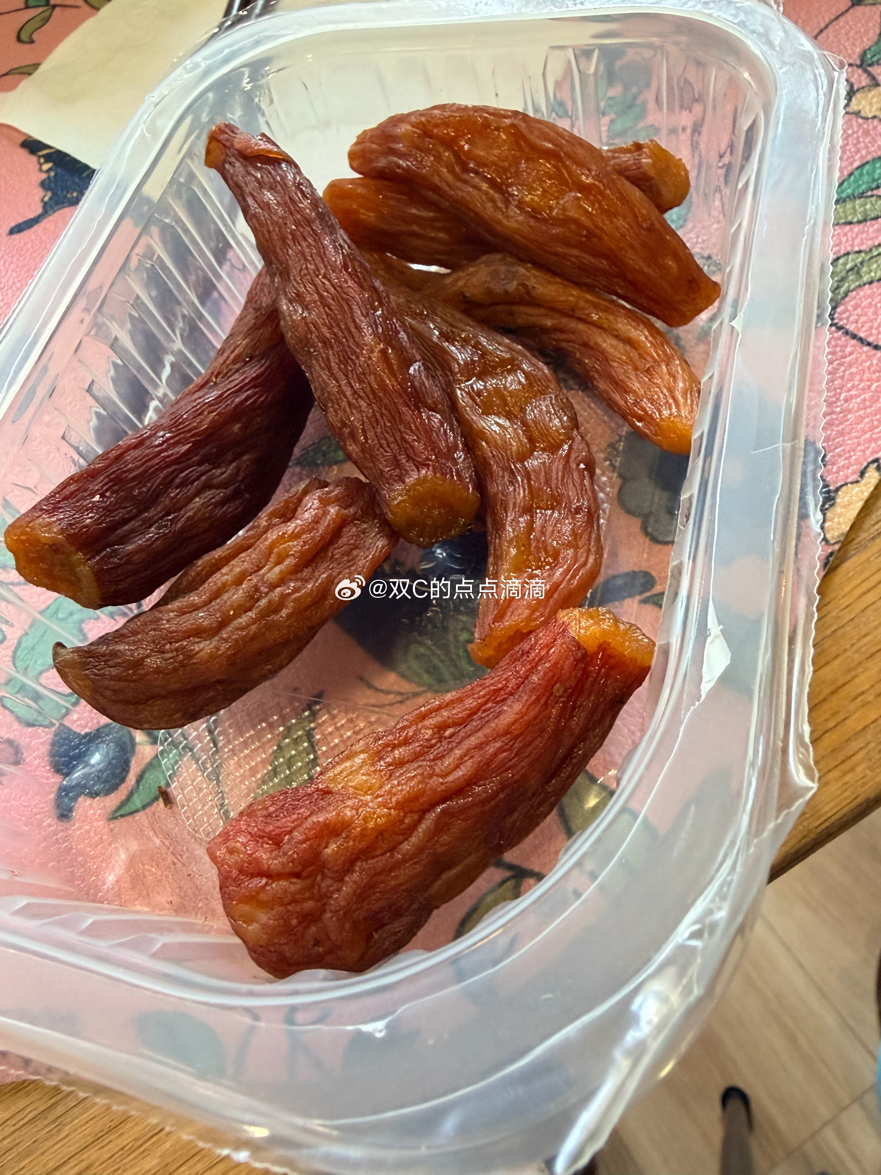 我和我妹都喜欢吃地瓜干老大也喜欢可惜她不敢咀嚼 