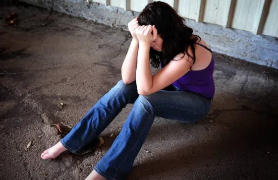 一名41岁印度女子，在回家途中被10名当地男子轮流侵犯，施暴过程里这群歹徒还恶意