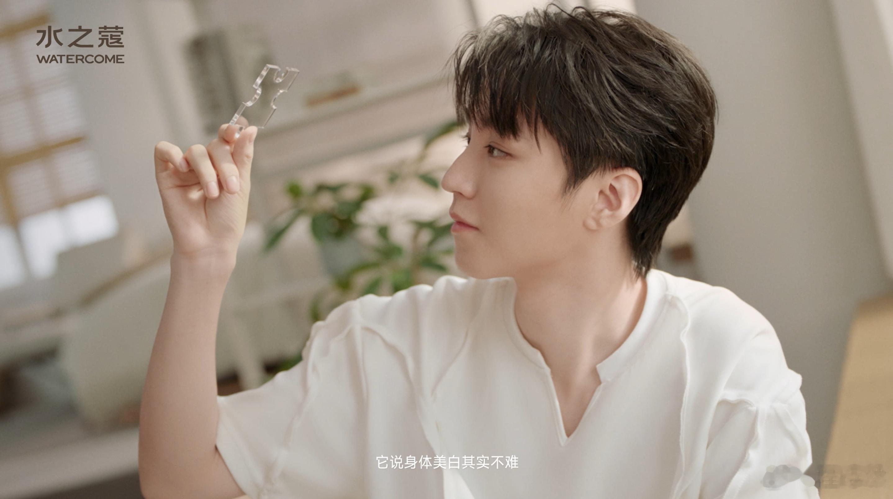 姐妹们，最近看到王俊凯的白色造型，着实被惊艳到了[憧憬]他白到发光的样子，就像是