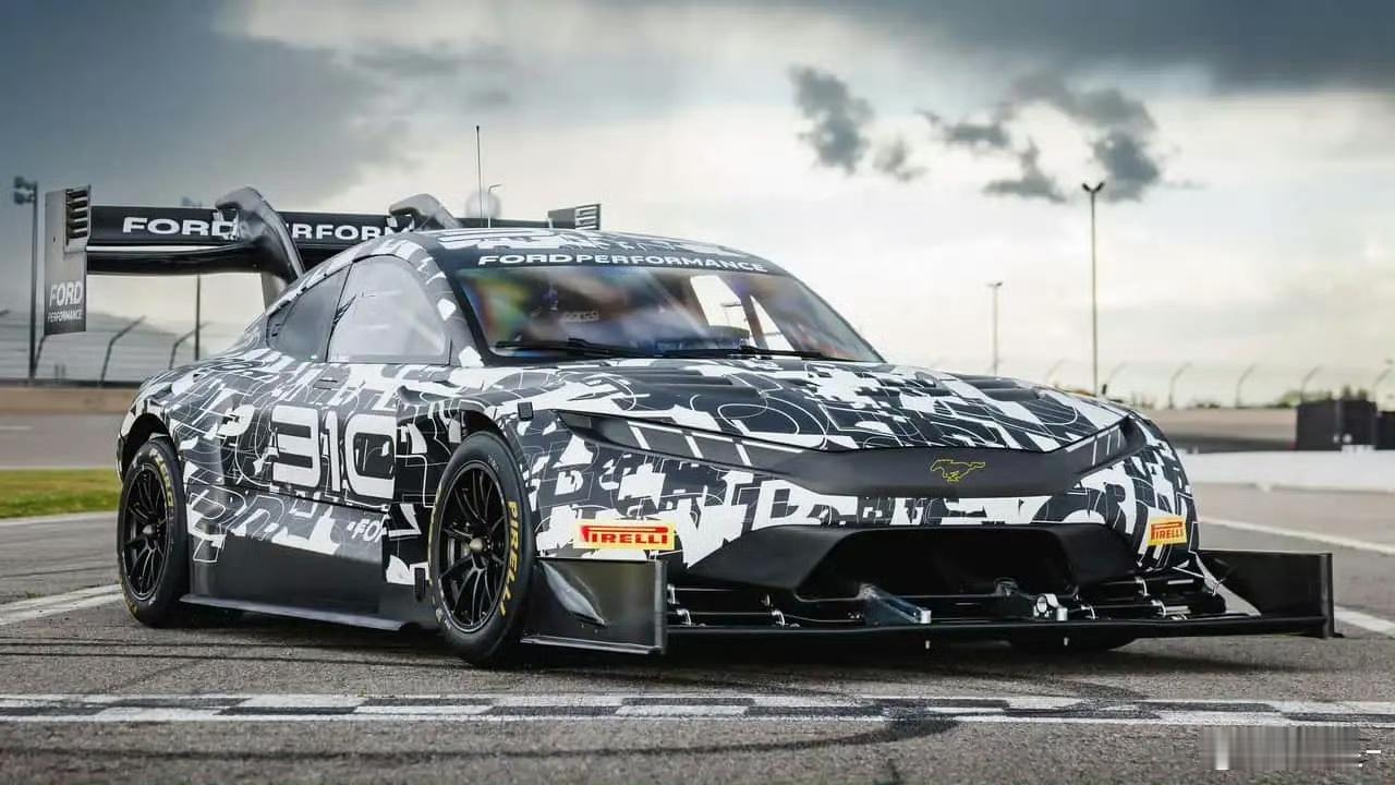 福特基于电马Mustang Mach-E做的派克峰爬山赛赛车，很凶猛啊！ ​​​