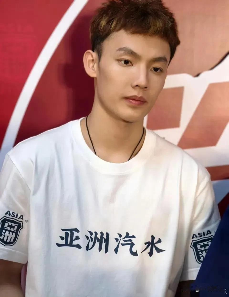 卖汽水的小男孩[呲牙]广东宏远队徐杰再获一代言

徐杰出席代言活动，成为亚洲汽水
