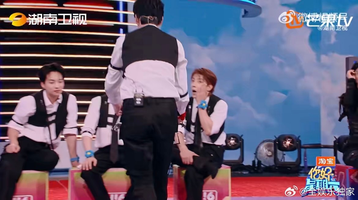 当大家都在担心水炮惩罚时，庞博默默记着防护需求，主动帮忙分发护目镜，热心市民的担