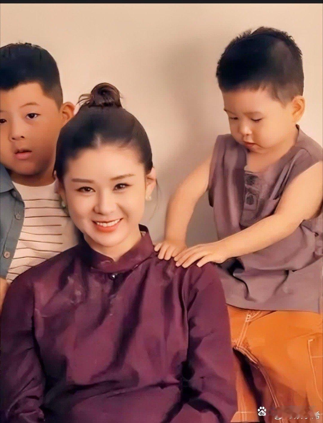 李小萌太幸福啦！老公不仅很爱她，还长得特别的帅。两个儿子不仅帅气，还是小暖男！ 