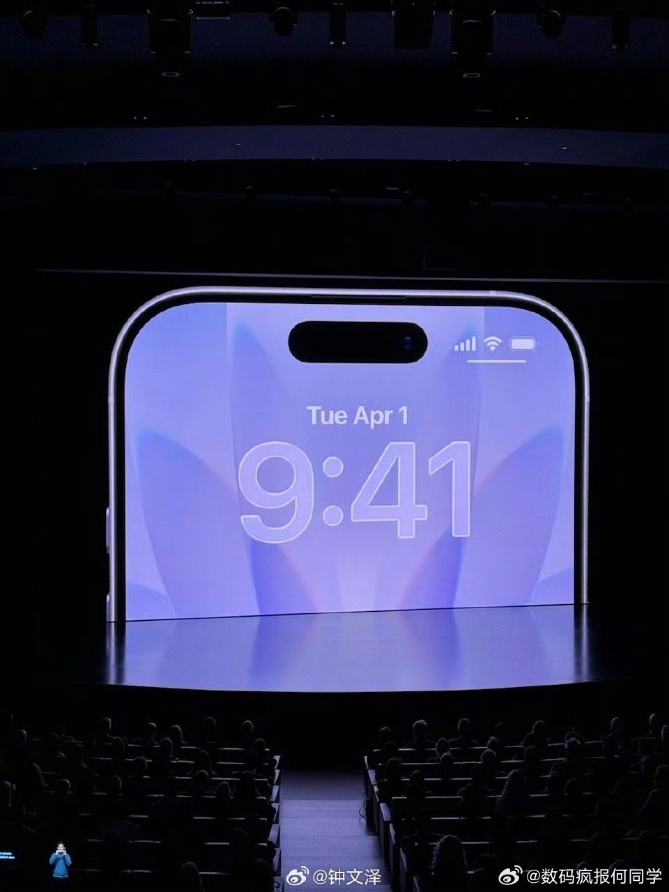 iPhone 17 前置镜头支持人像居中。前置镜头采用史上最广前置镜头。采用 2
