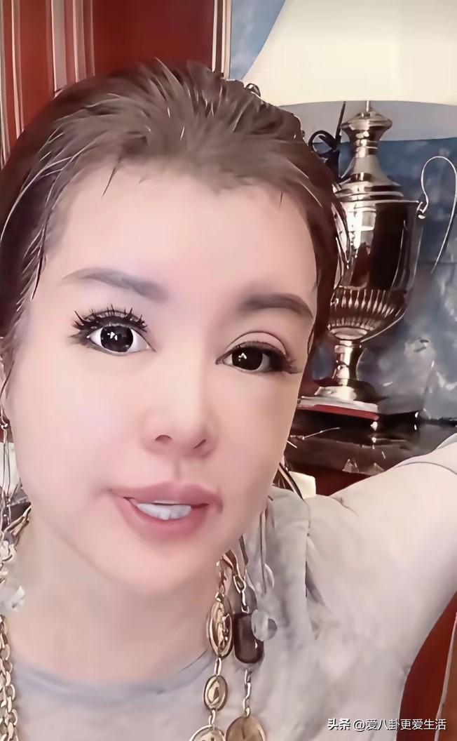 有一句话叫不作不死。
看着眼前的于文红，再看看她身边的小男友，只能惊叹人和人真的