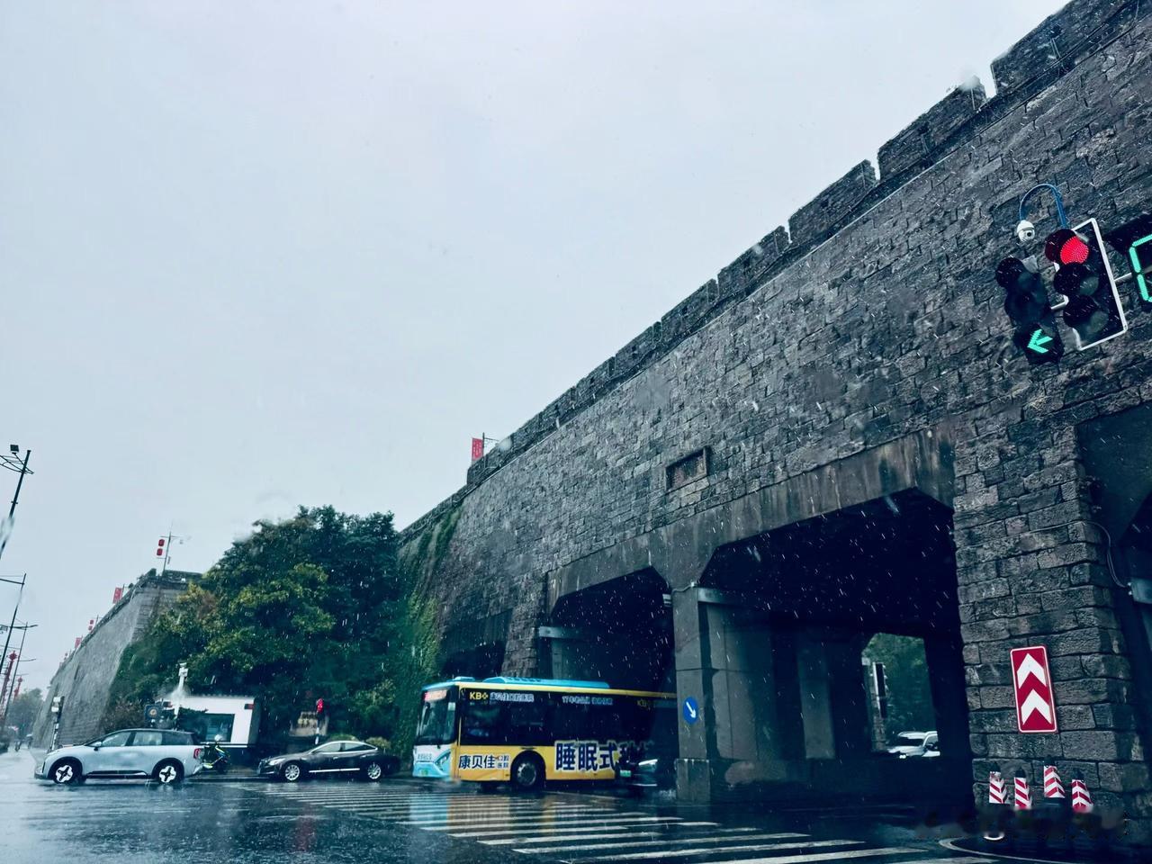 大雨下的南京城☁️

南京✈ 南京闷热 那年的南京城 金陵城市风景 金陵城市夜景