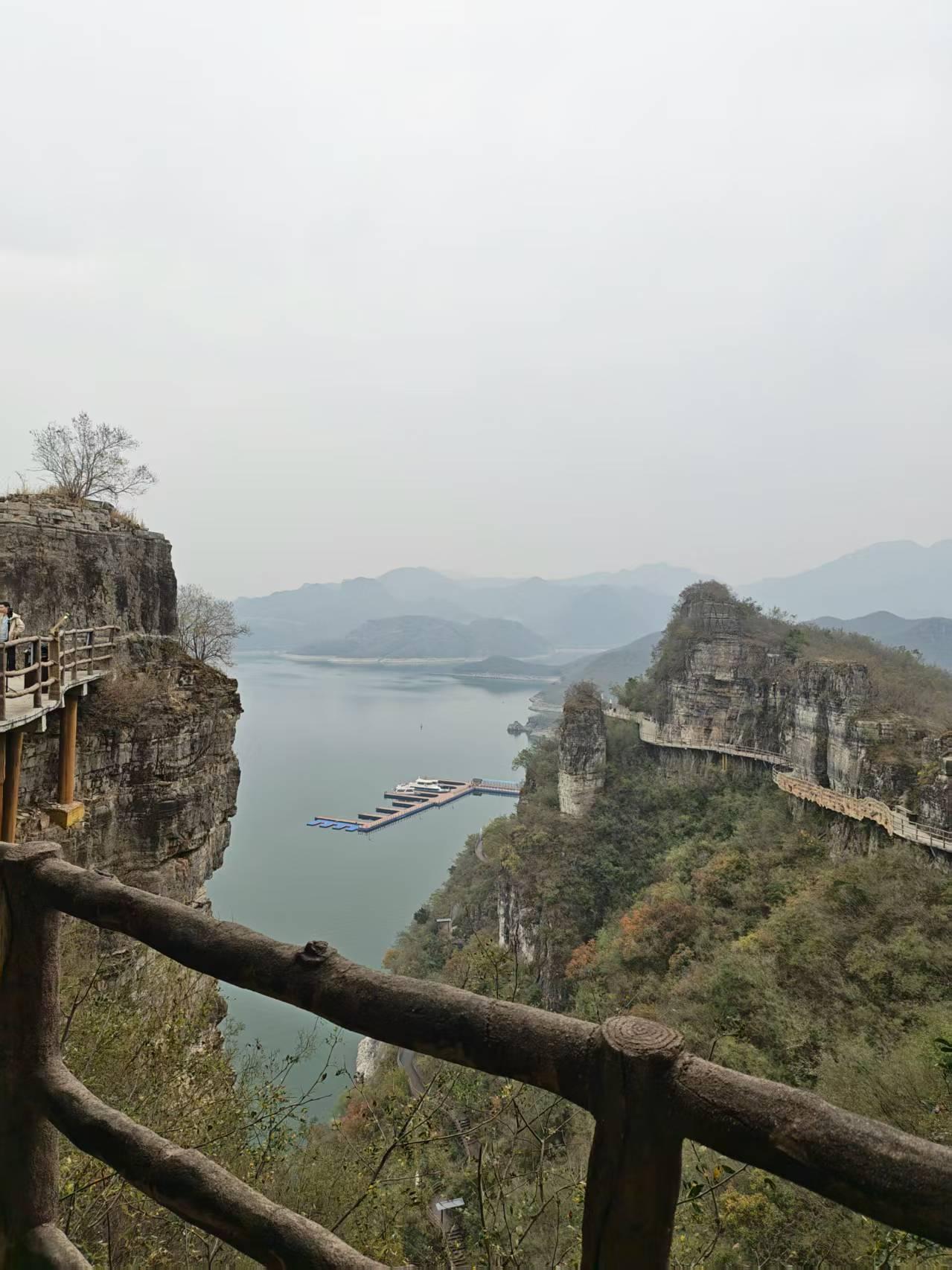 两岸危崖入眼，
一湖静水连天。
游船缓缓行远，
尽赏绿水青山。
 
易水湖游记