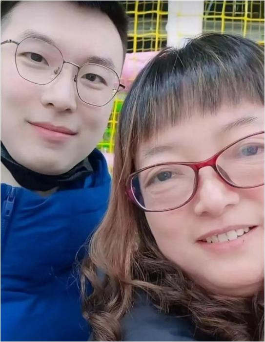 “你长得很像我牺牲的儿子。”2022年，江苏一位失独妈妈，在商场无意中看到了一位