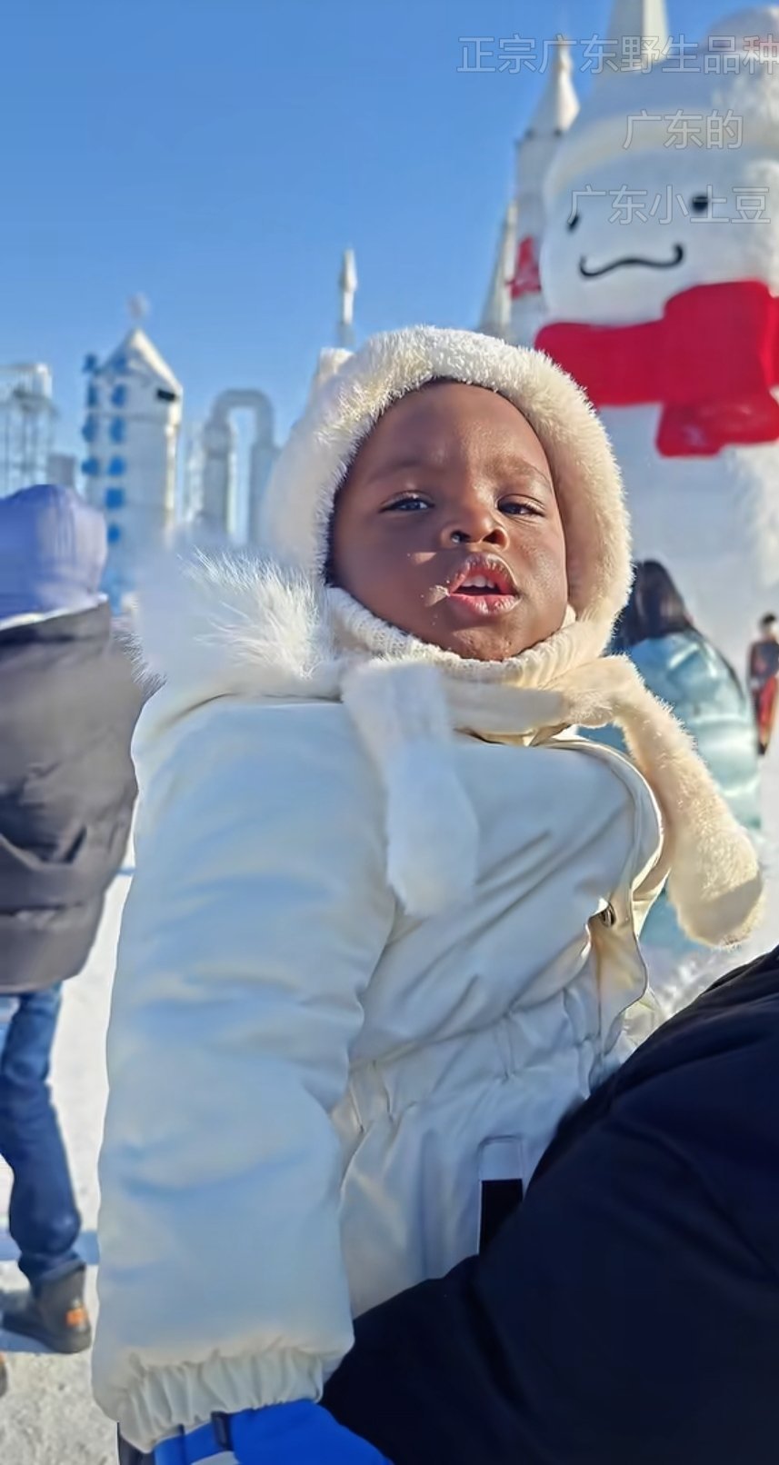 广东这小宝长的真好看，长大跟非洲兄弟似的，东北天气不适合这位小朋友，嘴唇子都冻的
