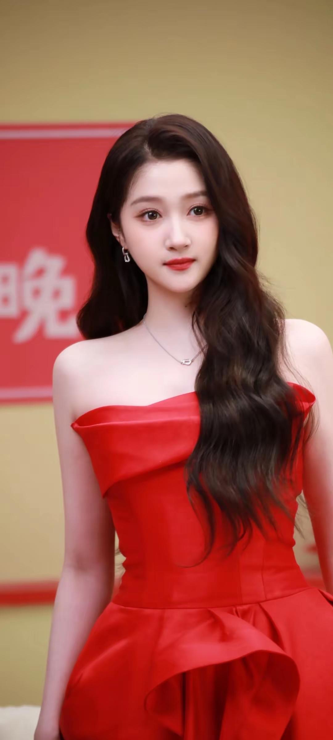 如果我是关晓彤，我得赶紧准备和鹿晗的婚礼。因为这个新出现的张雅欣给人的危机感一下