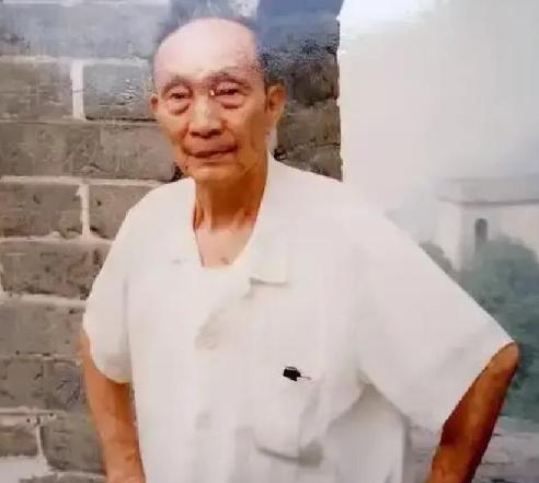 1939年，日军召开宴会，军统特工詹长麟趁机混入其中，他拿出了一包剧毒，悄悄撒进