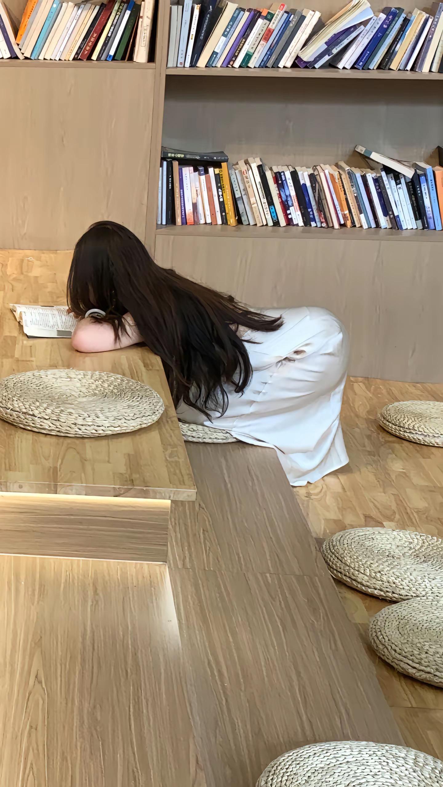 年少不知离别意 此时不舍故乡人。“奶奶偷偷给你一个红包 你不要给爸爸妈...