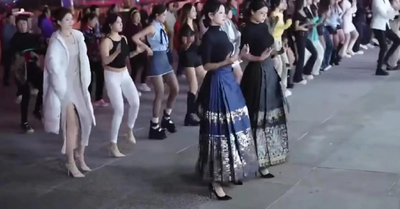 城市市容美化不仅仅需要高楼大厦的支撑，更需要人文风貌的润色…！比如，突然进入到一