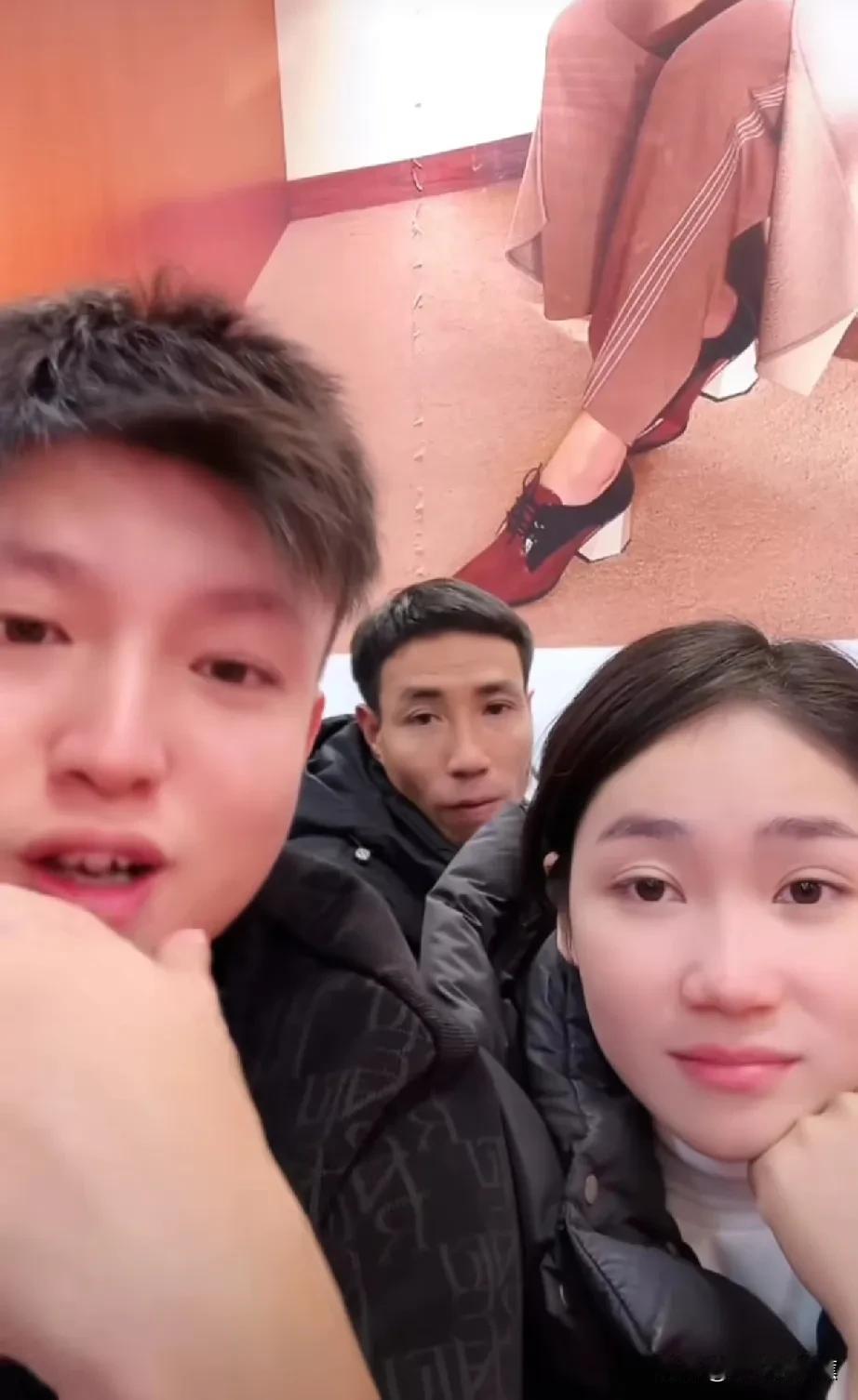 今天，在山东临沂带货现场，小松和秋秋都哭了，这次带货以失败告终。

说实在的，当