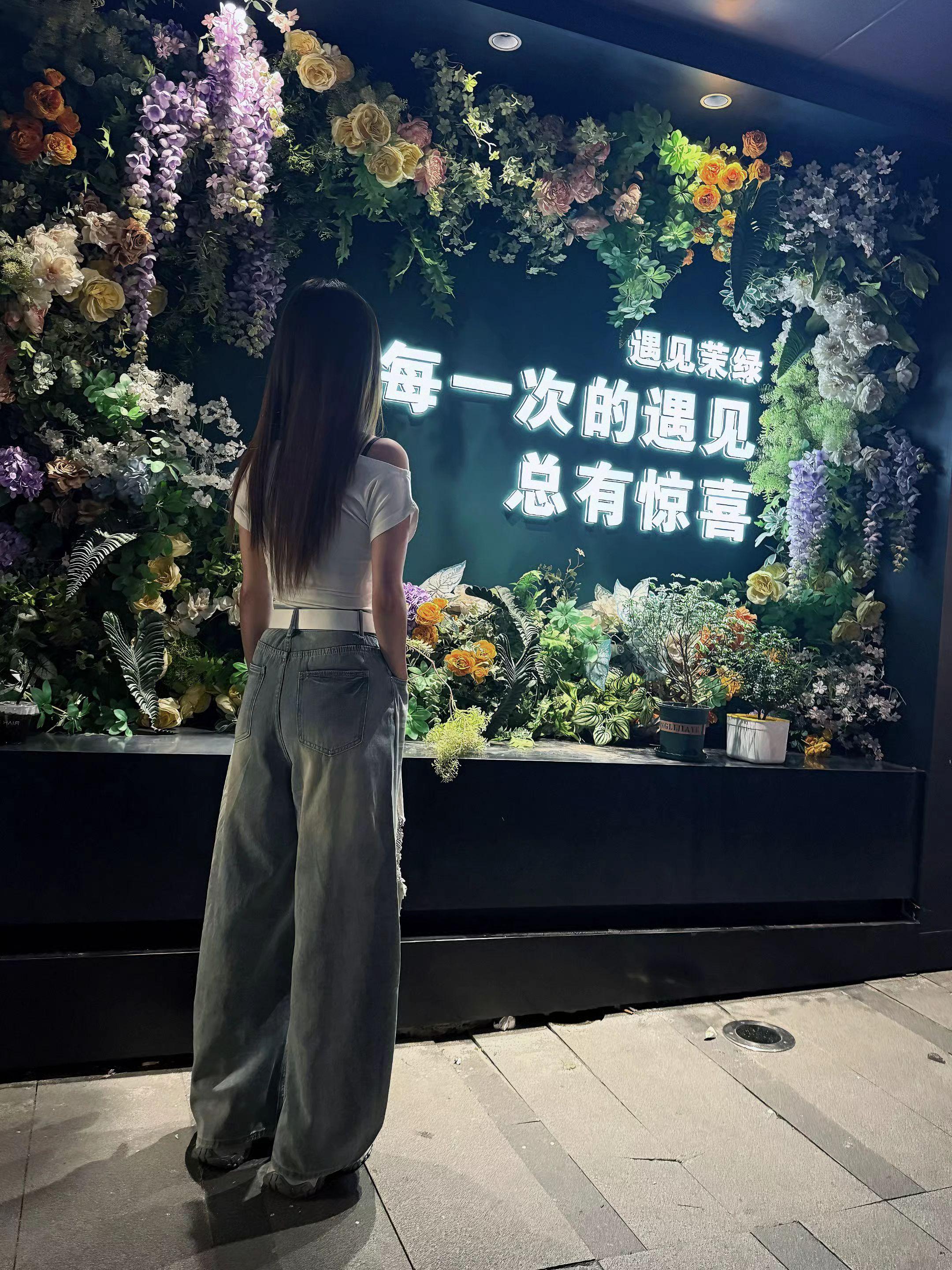 节日都是留给幸福的人，所有被爱的节日 我都是旁观者……