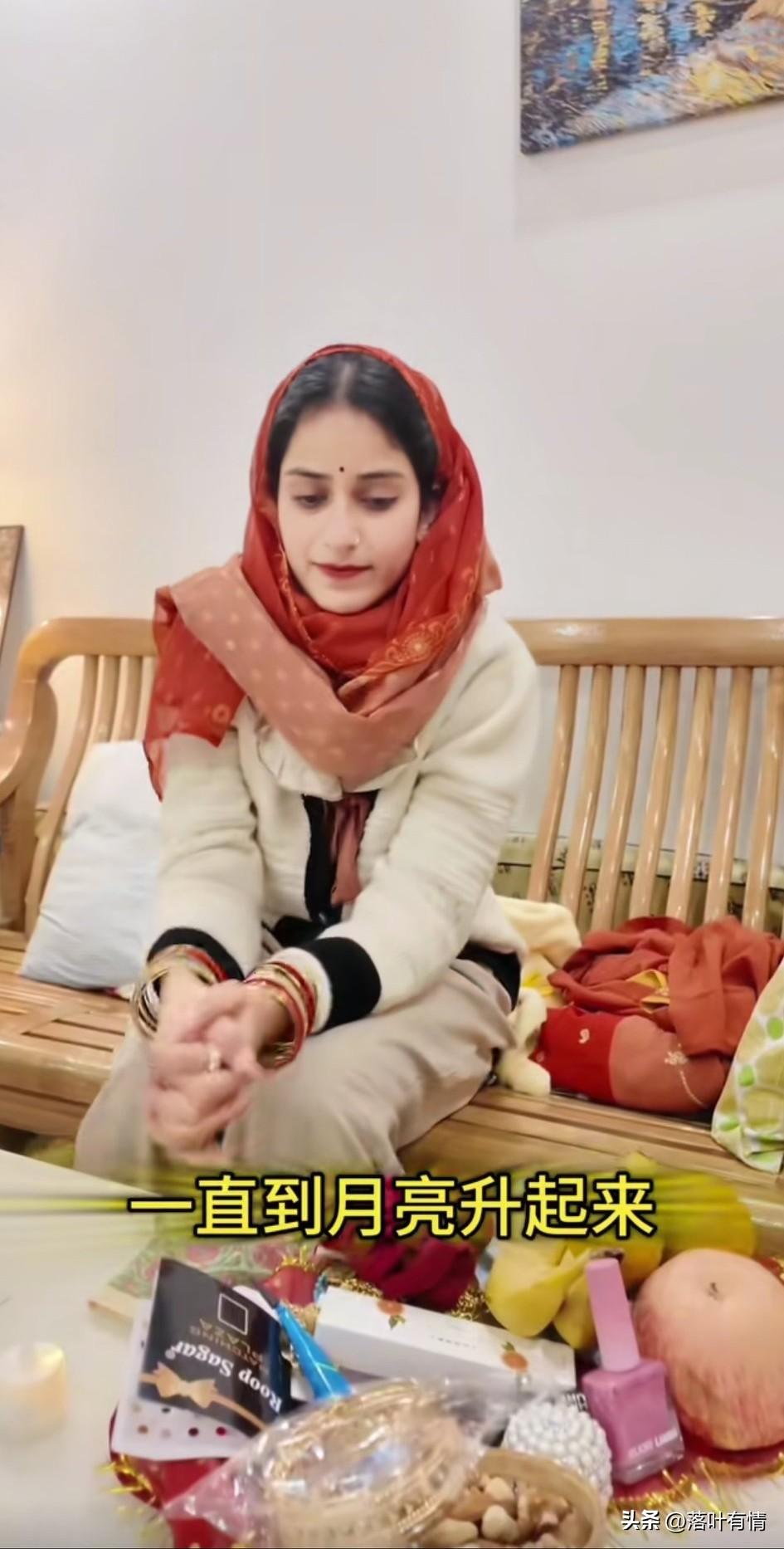 江苏小伙子娶了一个印度老婆，
这天他的老婆在祈祷，
从白天太阳升起到晚上月亮落下