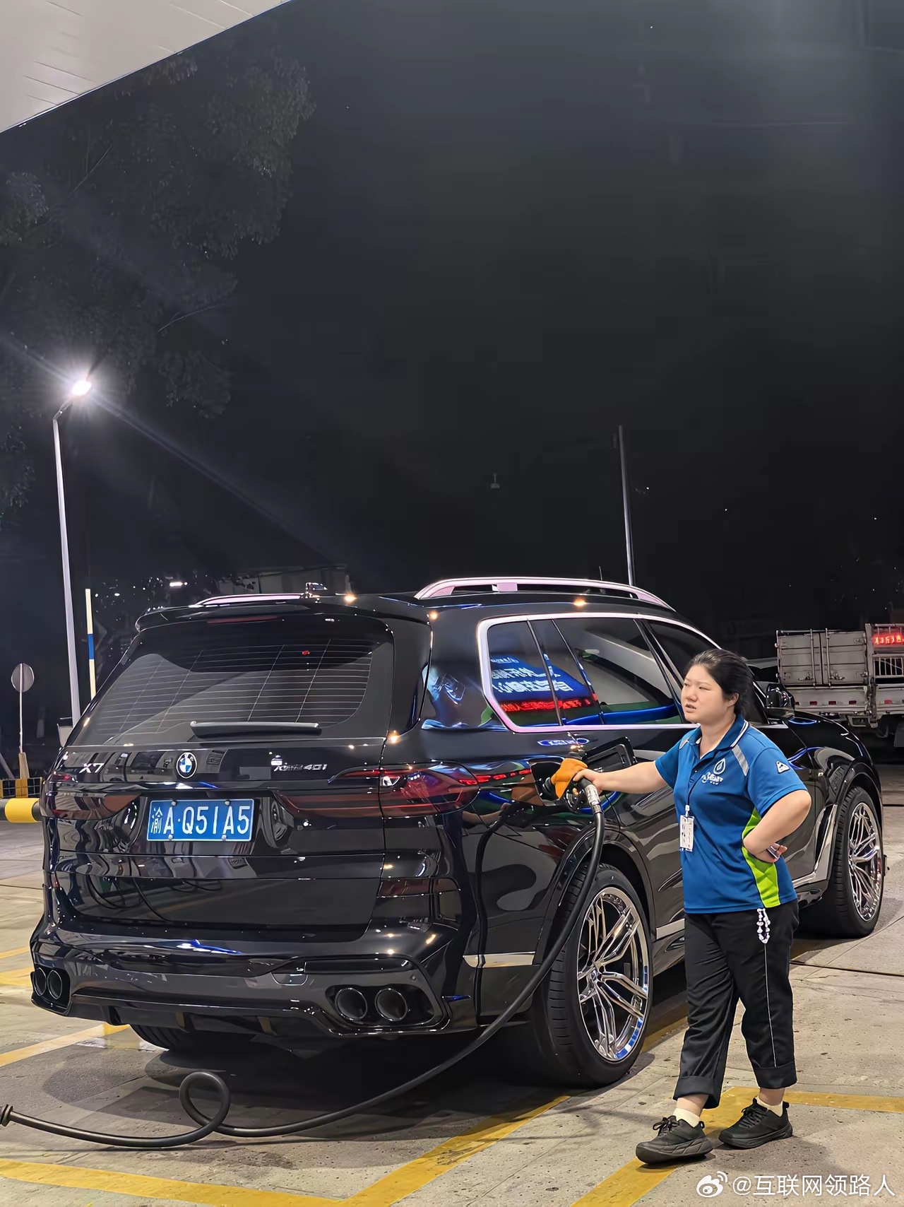 远方的炮火，终究还是震得我的油灯颤了颤。 