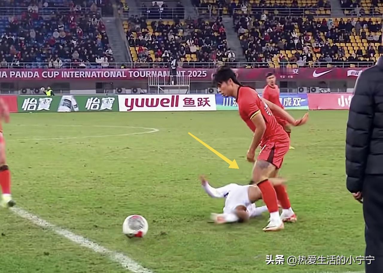 汪士钦这红牌儿一点儿也不冤！
     对方球员持球进攻，你回到中场，进行拦截抢