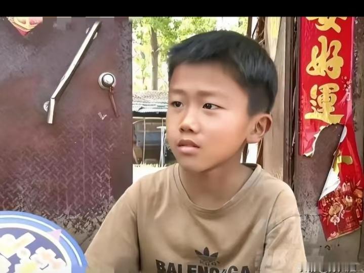 一个只有9岁的男孩，父母离婚后，母亲改嫁，男孩就和爷爷相依为命，生活过得清贫。